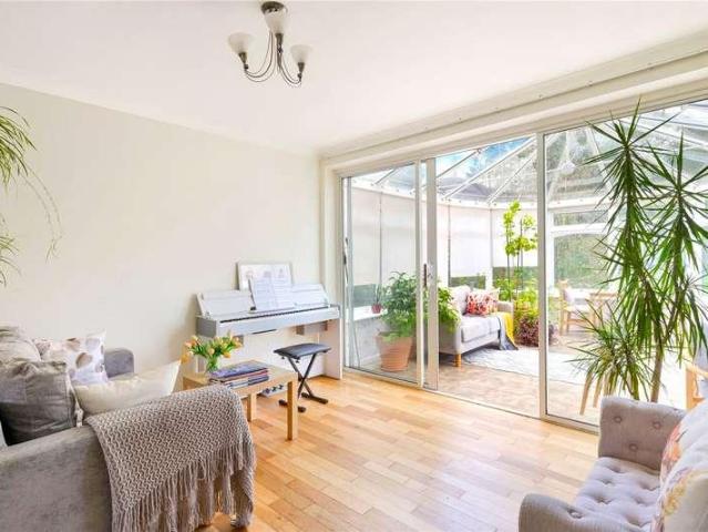 House for sale in Woodmansterne, Red Hill