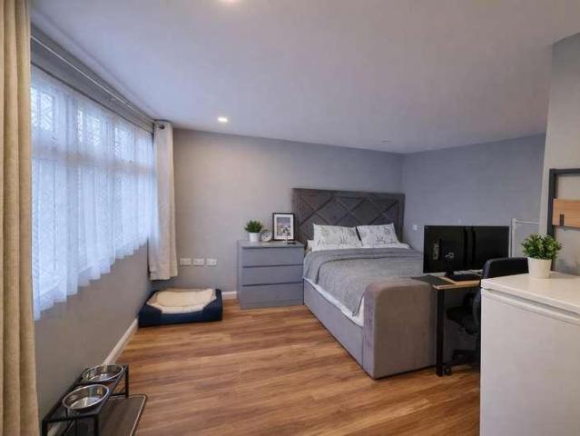 House for sale in The Image, Pouchen End