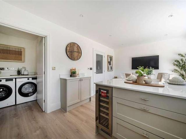 House for sale in Heatherside, Deepcut