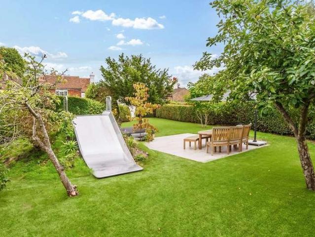 House for sale in Hillview, Surrey