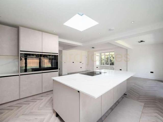 House for sale in Mill Hill, Greater London