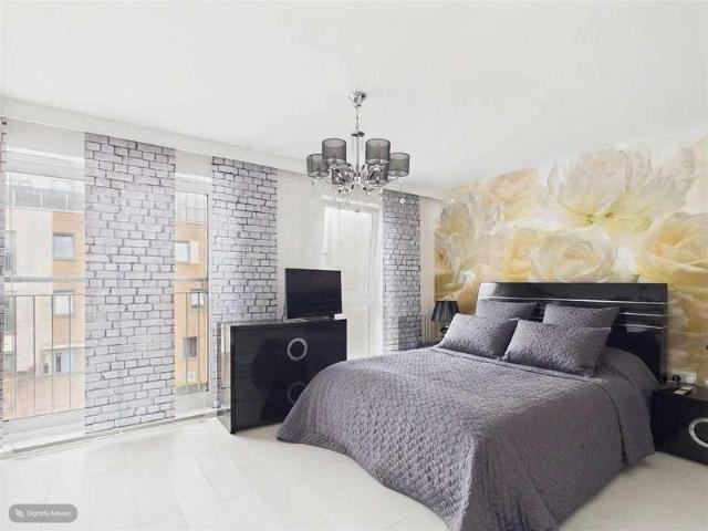 House for sale in Burnt Oak, Greater London