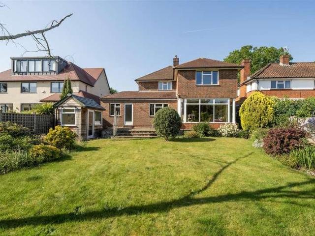 House for sale in New Malden, Coombe