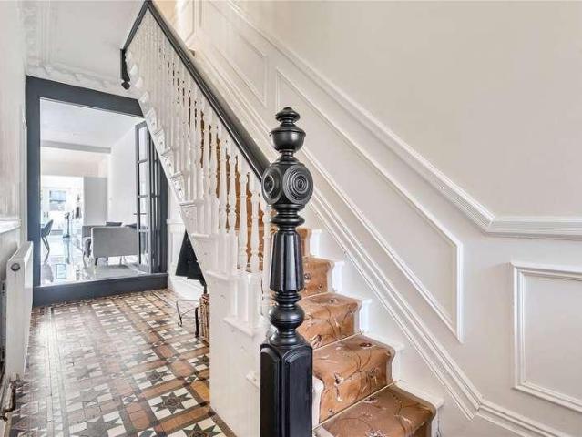 House for sale in Plasnewydd, Falcon Lodge