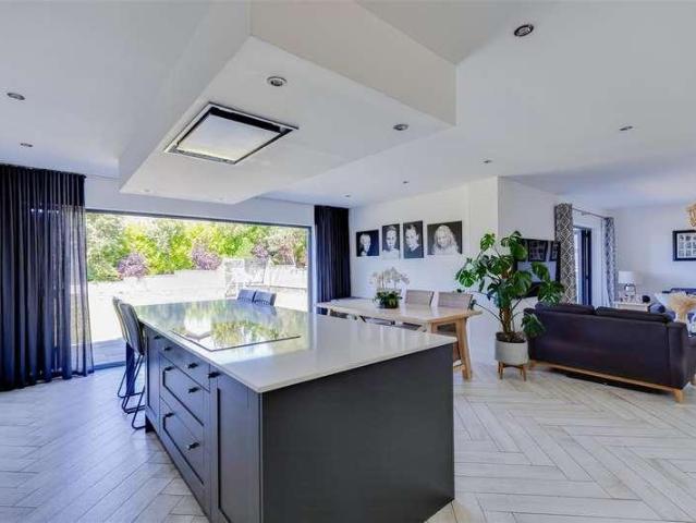 House for sale in Ogmore-by-sea, Wales