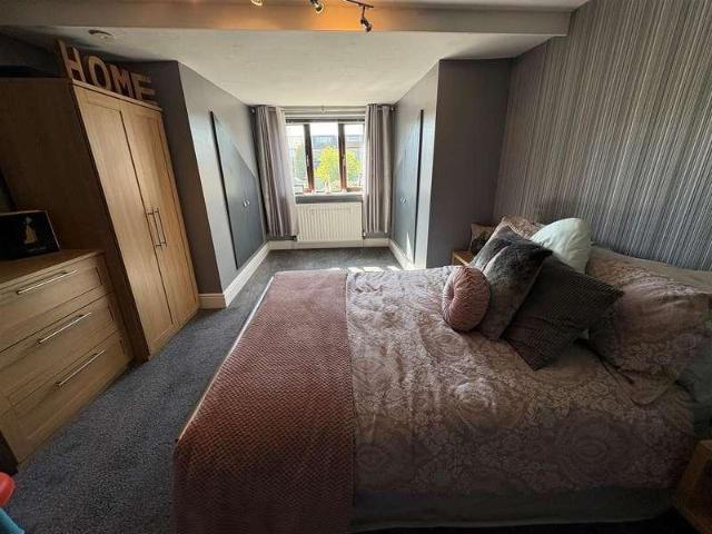 House for sale in Farsley, West Yorkshire