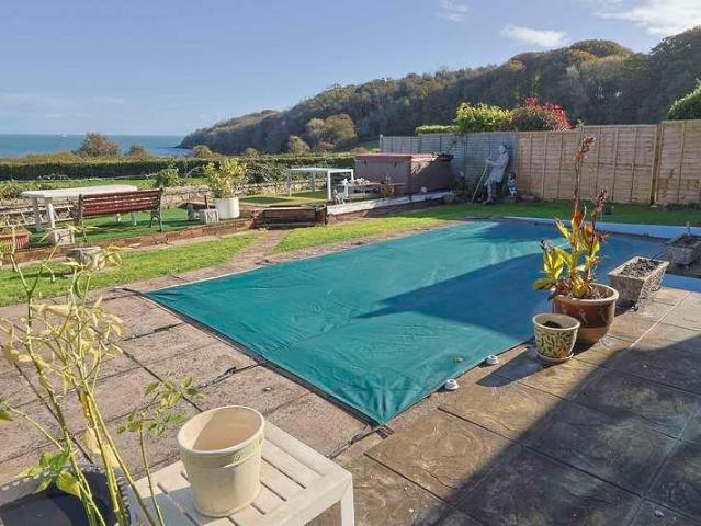 House for sale in Broadsands