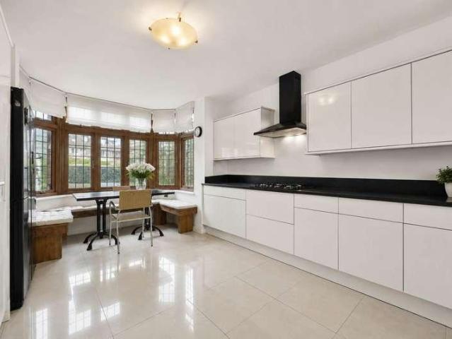 House for sale in Golders Green, Greater London