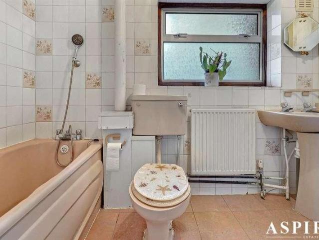 House for sale in Lee Chapel, Essex