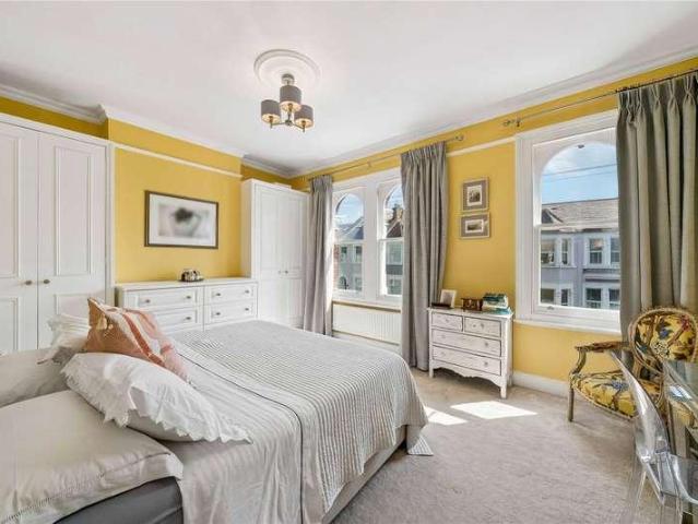 House for sale in Summerstown, Greater London