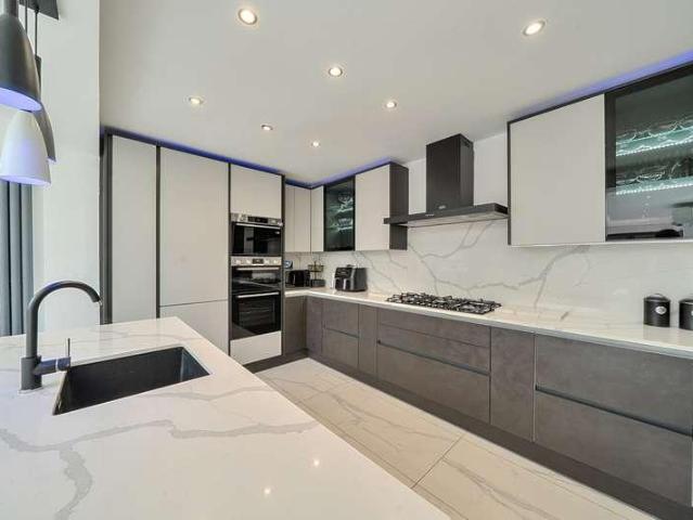 House for sale in Hatch End, Greater London