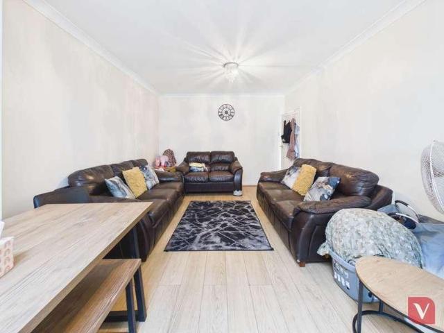 House for sale in Spring Park, Luton