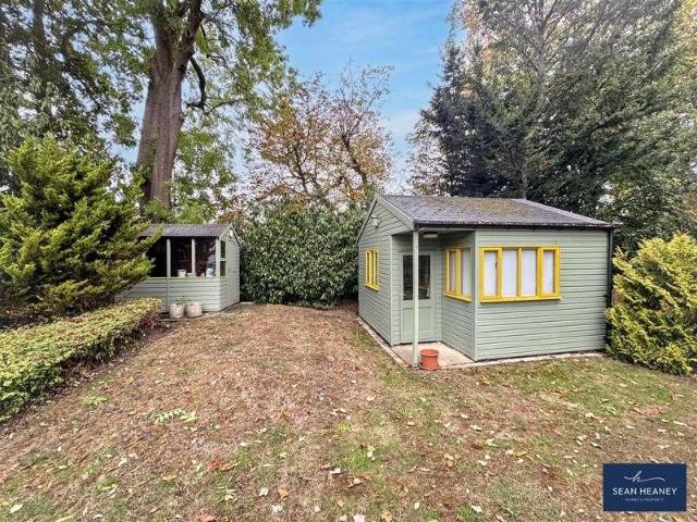House for sale in Oakleigh Park, Greater London