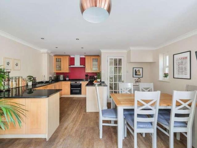 House for sale in Stoneleigh, Ewell