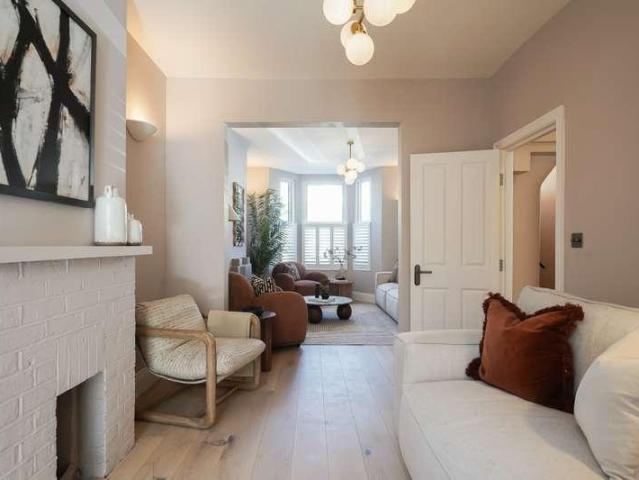 House for sale in Brondesbury, Greater London
