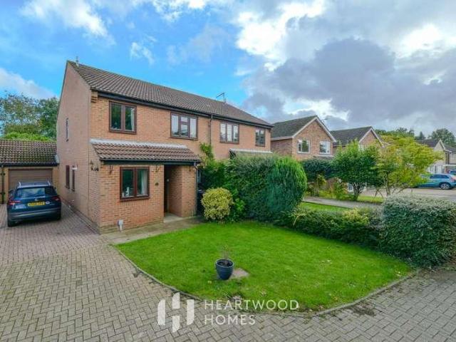 House for sale in How Wood, Five Acres