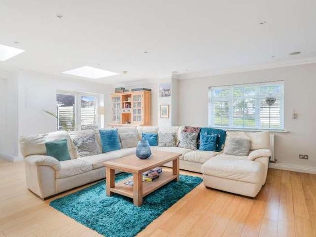 House for sale in Tattenham Corner, Red Hill