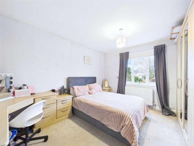 House for sale in London Borough of Croydon, Sanderstead
