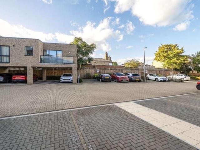 House for sale in Broom Hill, Greater London