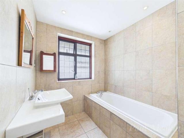 House for sale in London Borough of Croydon, Sanderstead