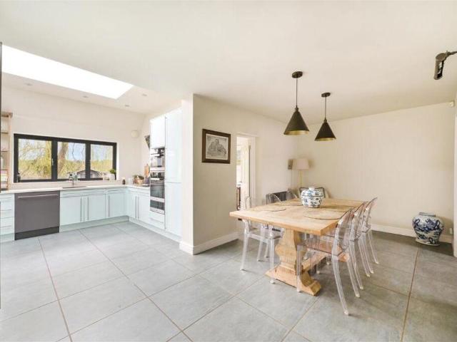 House for sale in Headley, Pachesham Park