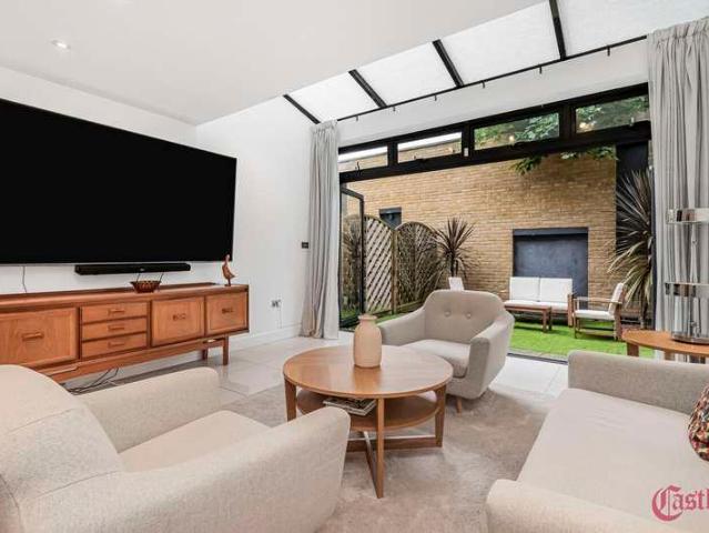 House for sale in Ferme Park, Greater London