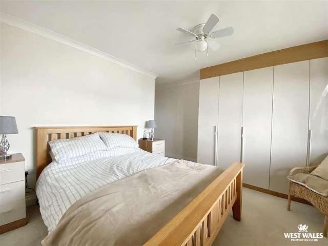 House for sale in Pendine, Wales