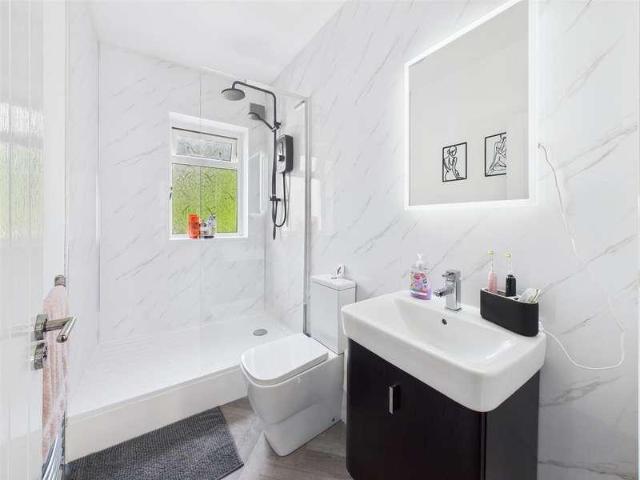 House for sale in Greaves, Bare