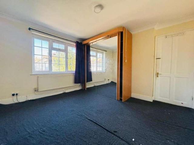House for sale in Mill Hill, Greater London