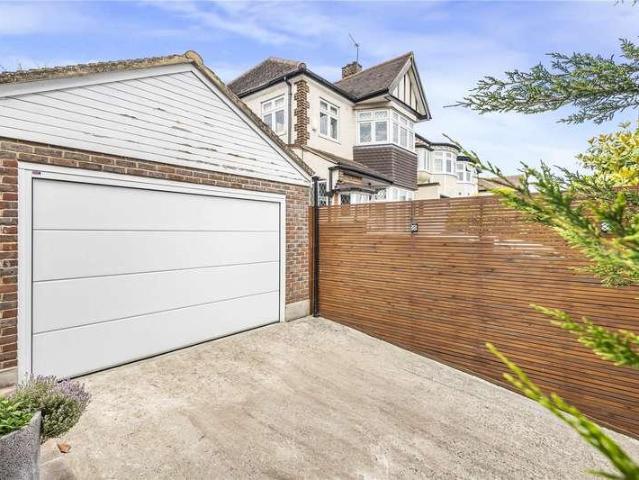 House for sale in Winchmore Hill, Edmonton