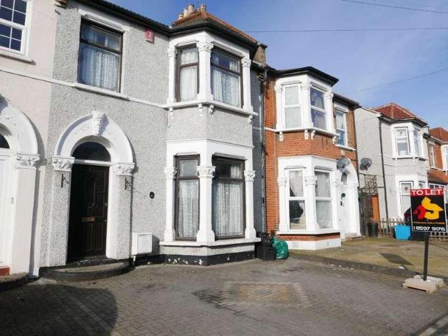 House for sale in Seven Kings, Greater London