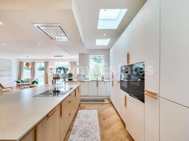House for sale in Mill Hill, Greater London