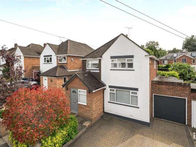 House for sale in Heol-las, Surrey