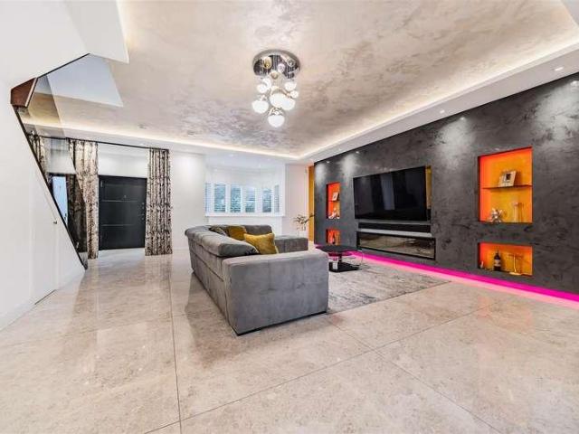 House for sale in West Finchley, Greater London