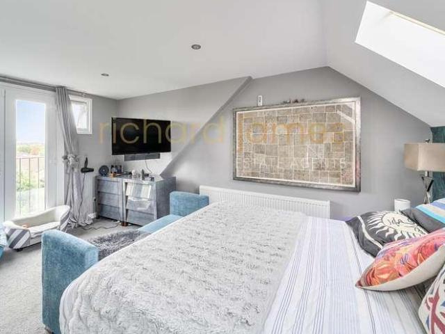 House for sale in Mill Hill, Greater London