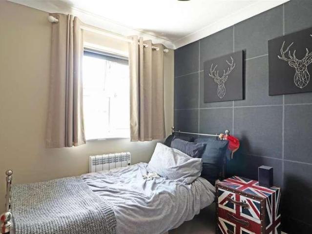 House for sale in Nutfield, Hillview