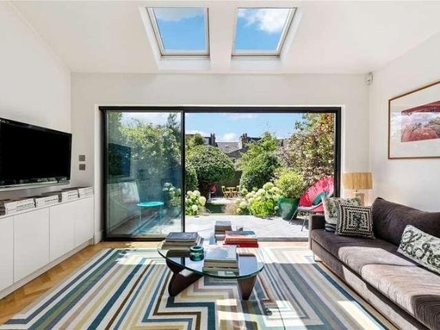 House for sale in Earlsfield, Greater London
