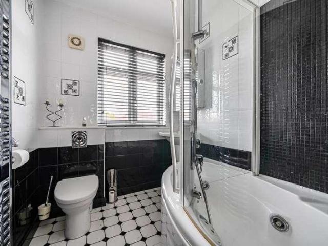 House for sale in Bowes, Greater London