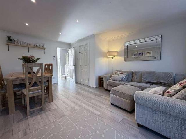 House for sale in Green Close, Warwickshire