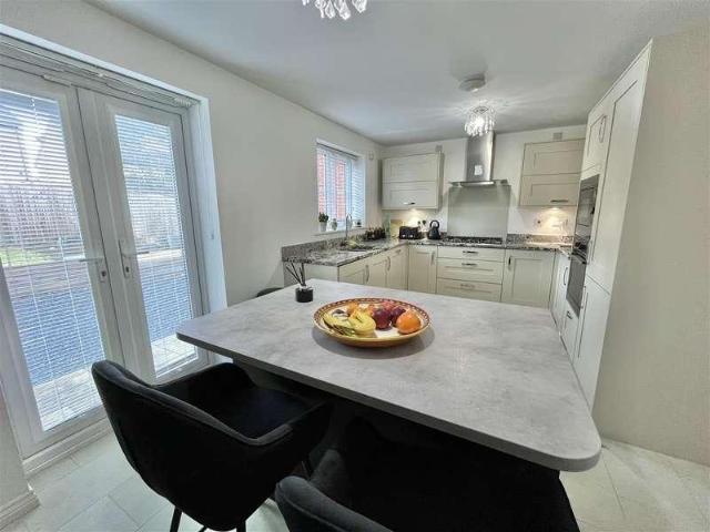 House for sale in Little Padfield, Charlesworth