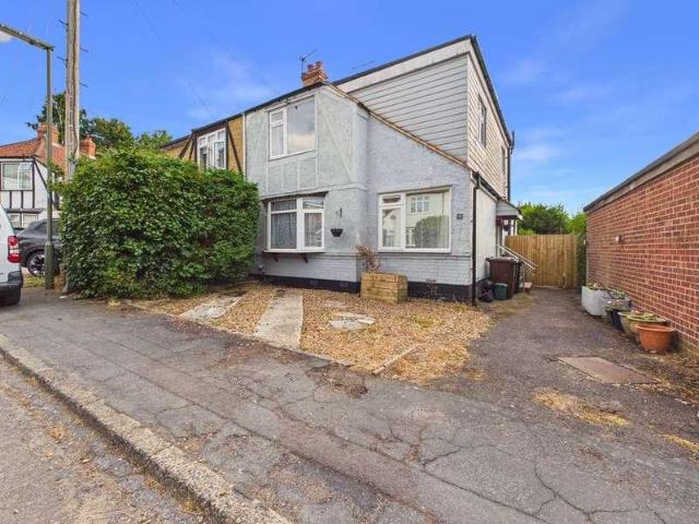 House for sale in Caterham on the Hill, Hillview
