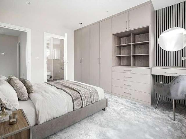 House for sale in Motspur Park, Greater London