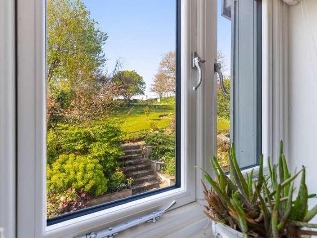 House for sale in Broadsands