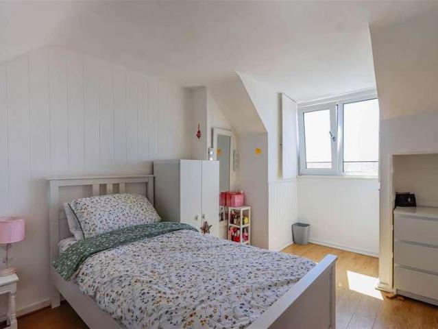 House for sale in The Knap, Barry