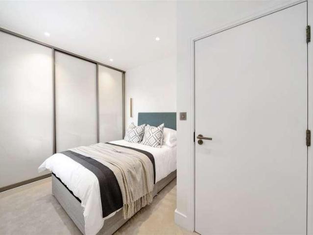 House for sale in London Borough of Merton, Raynes Park