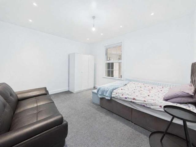 House for sale in Spring Park, Luton