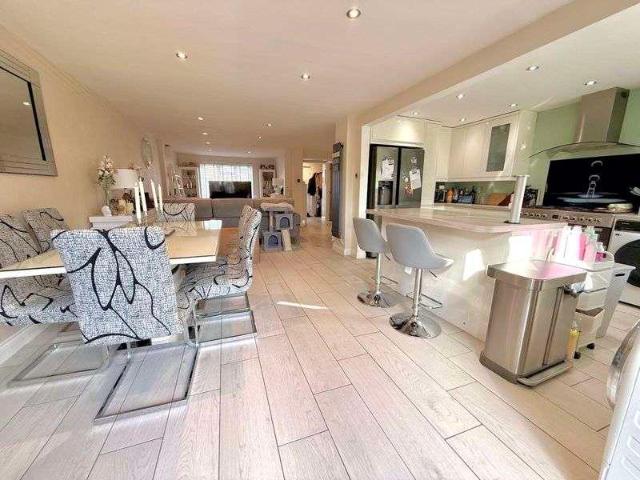 House for sale in Woodside Estate, Houghton Regis