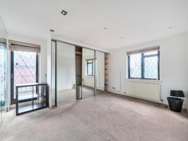 House for sale in Little Stanmore, Greater London