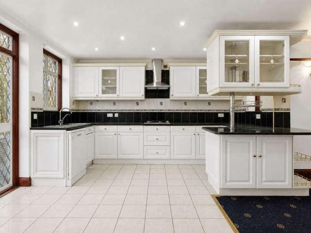 House for sale in Brondesbury, Greater London