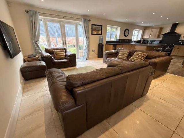 House for sale in Kingsley, Cheshire